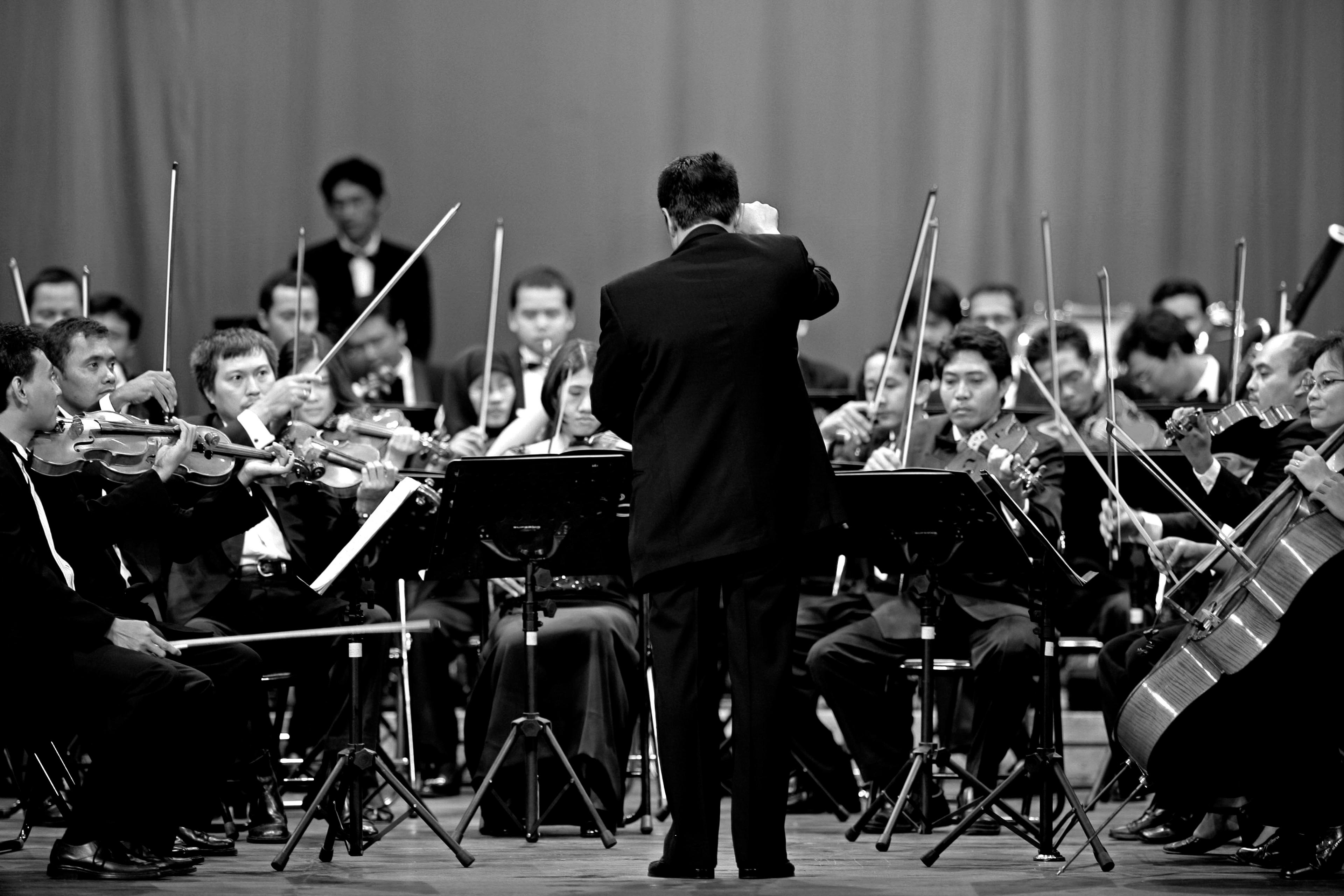 KONDUKTOR YUDIANTO HINUPURWADI HUT JAKARTA KE 477 - 2004 GEDUNG KESENIAN JAKARTA